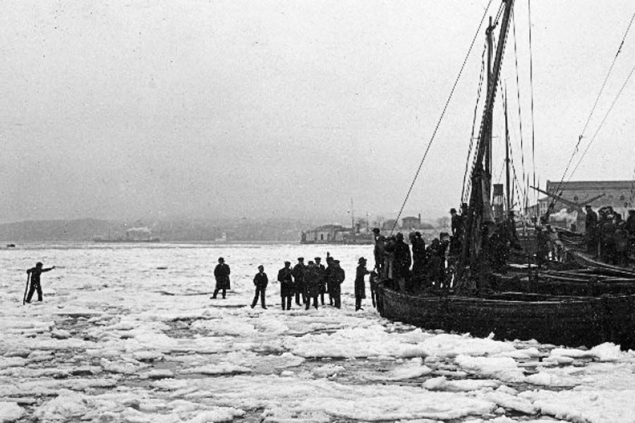 Istanbul, Bosphorus frozen in 1929