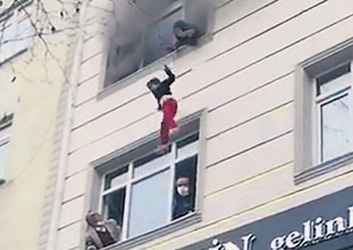 Istanbul, children thrown by the window amidst a fire