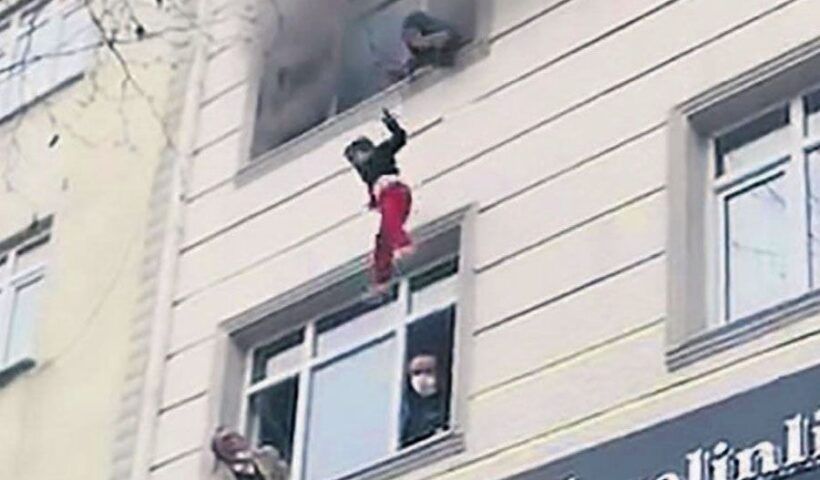 Istanbul, children thrown by the window amidst a fire