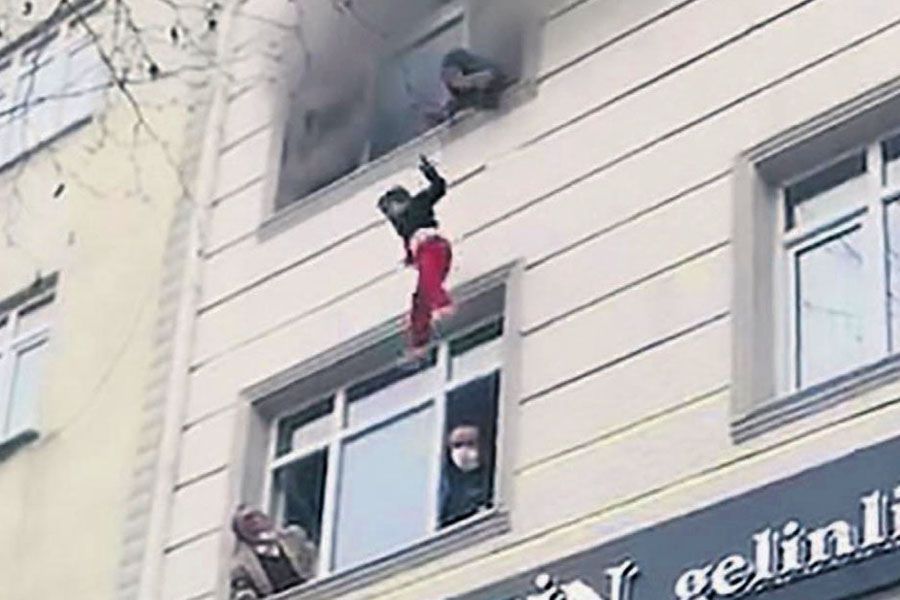 Istanbul, children thrown by the window amidst a fire