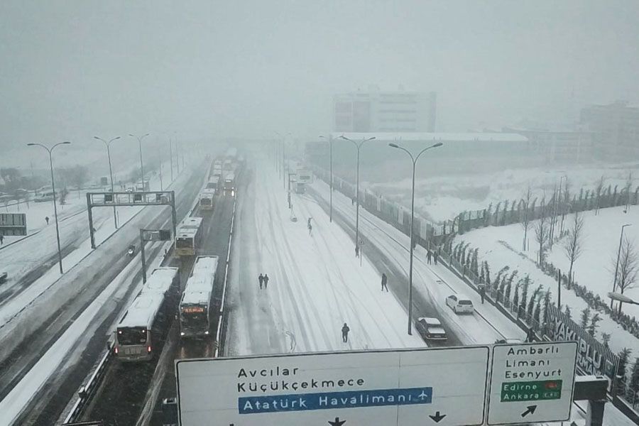 Istanbul, traffic amid snow