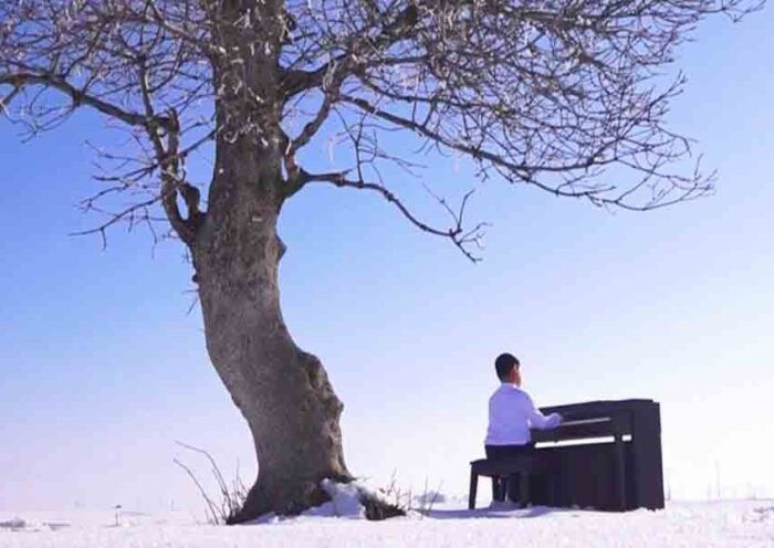 Turkey, blind child prodigy plays piano in snow