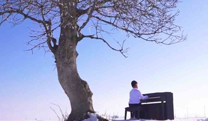 Turkey, blind child prodigy plays piano in snow