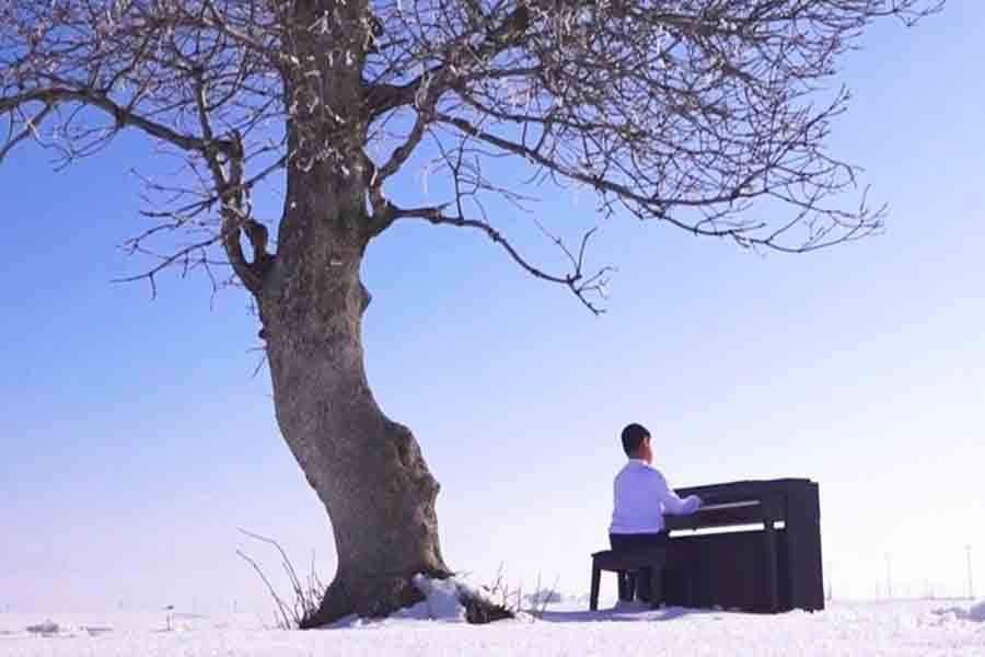 Turkey, blind child prodigy plays piano in snow