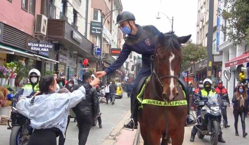 Turkey, police gives flowers to women on International Women's Day