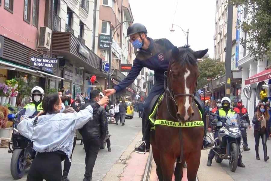 Turkey, police gives flowers to women on International Women's Day