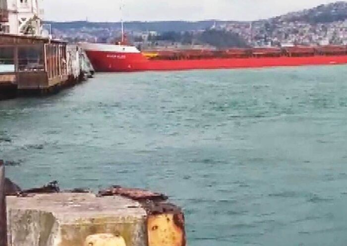 Istanbul, ship almost collided with house in the Bosphorus