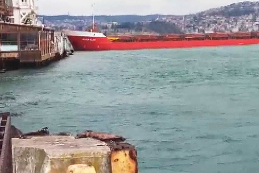 Istanbul, ship almost collided with house in the Bosphorus