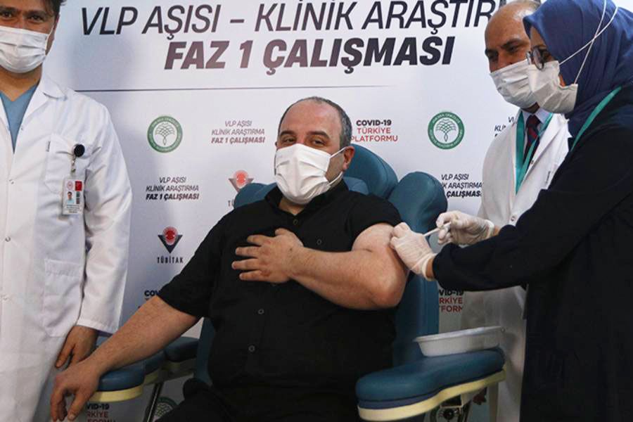Turkey, minister volunteers for coronavirus vaccine