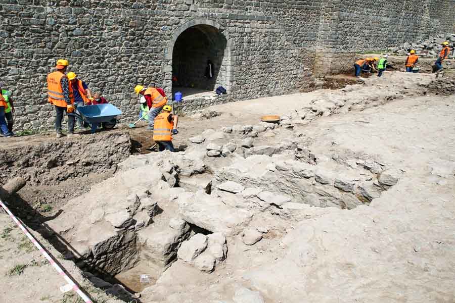 Turkey, Roman road next to the Diyarbakır walls