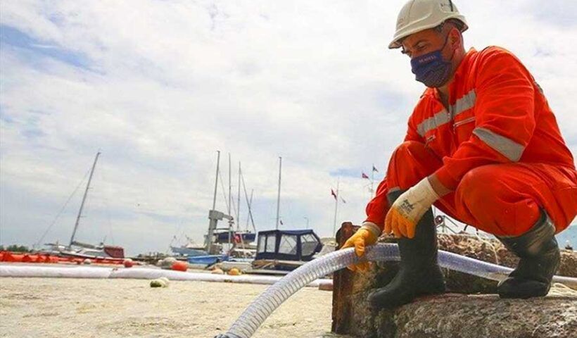Turkey, cleaning sea snot in the Marmara
