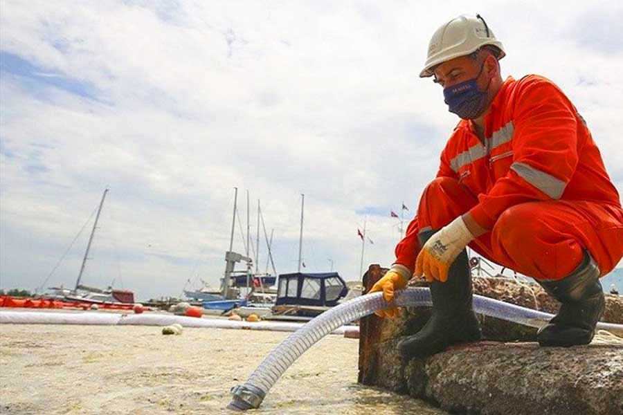 Turkey, cleaning sea snot in the Marmara