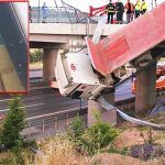 Turquía, conductor de camión queda colgando de un puente