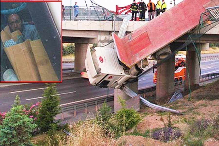Turquía, conductor de camión queda colgando de un puente