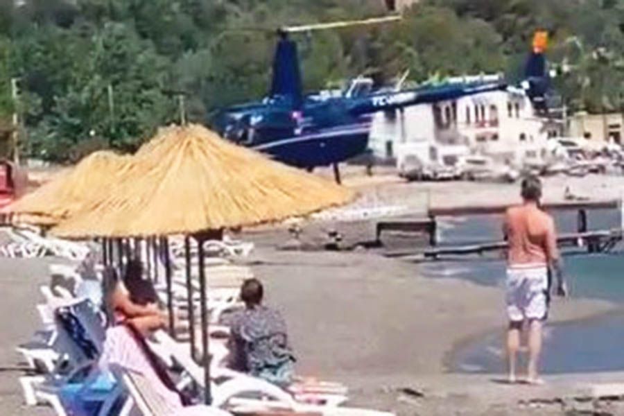 Turquía, helicóptero aterriza en la playa