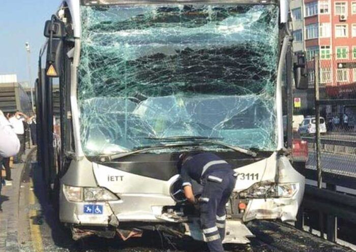 Istanbul, metrobus accident