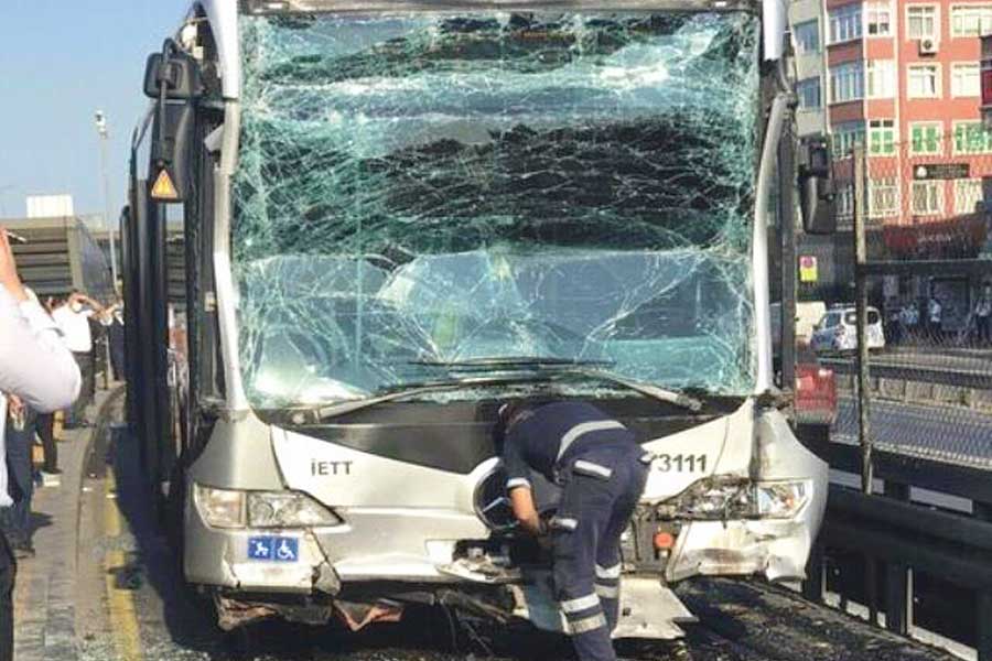 Istanbul, metrobus accident