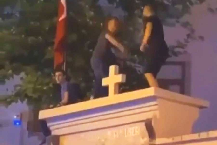 Istanbul protest, dancing on Armenian church