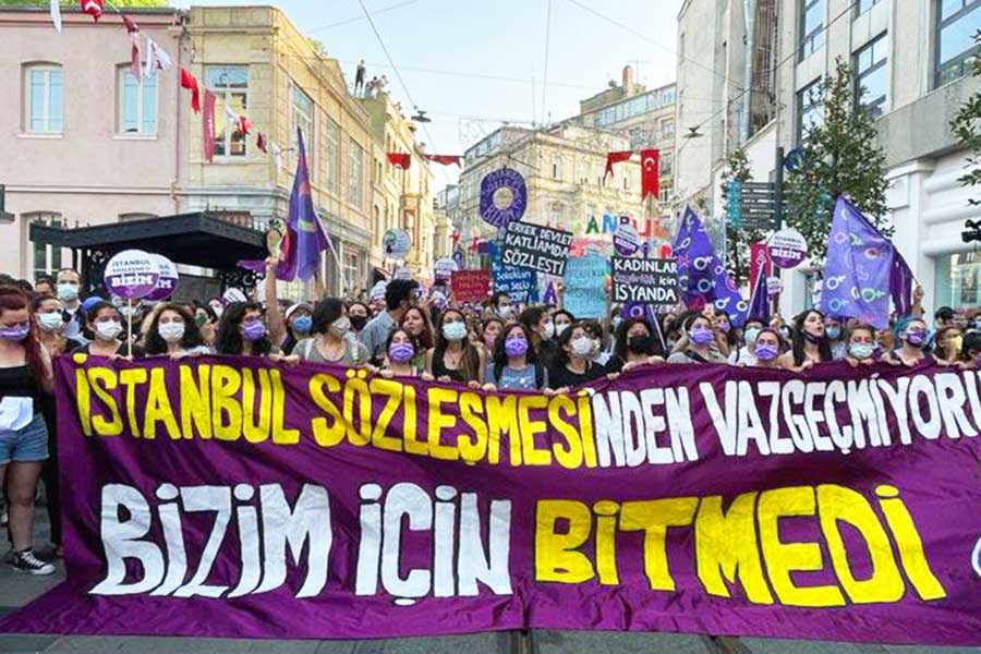 Istanbul, women protests for the withdrawal of gender violence convention