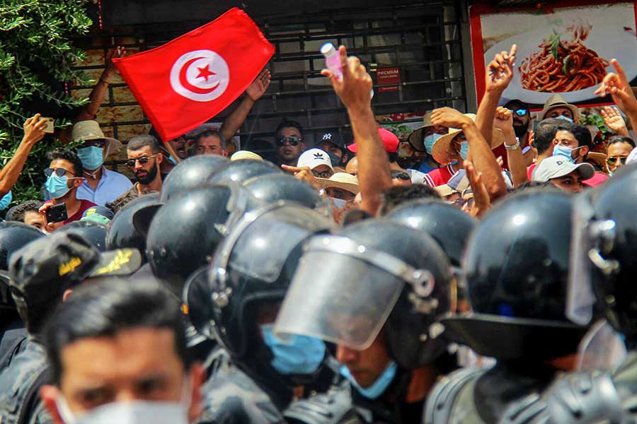 Tunisia, protests after parliament suspended