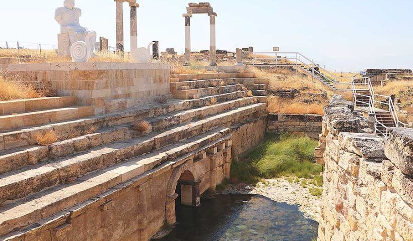 Turkey, Hell's Gate in Hierapolis, Pamukkale