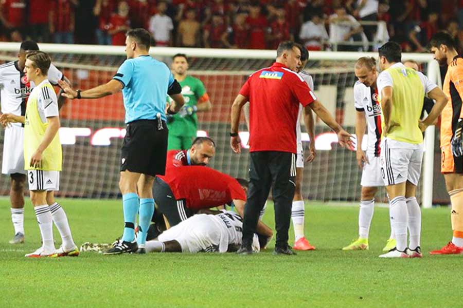 Fabrice N'Sakala collapses during Beşiktaş game