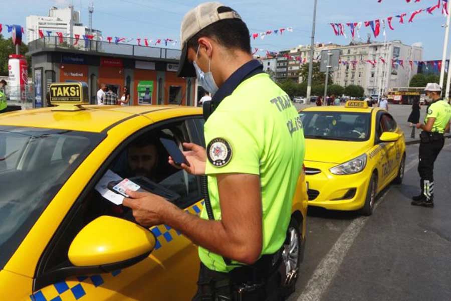 Estambul, policía realiza control a taxistas