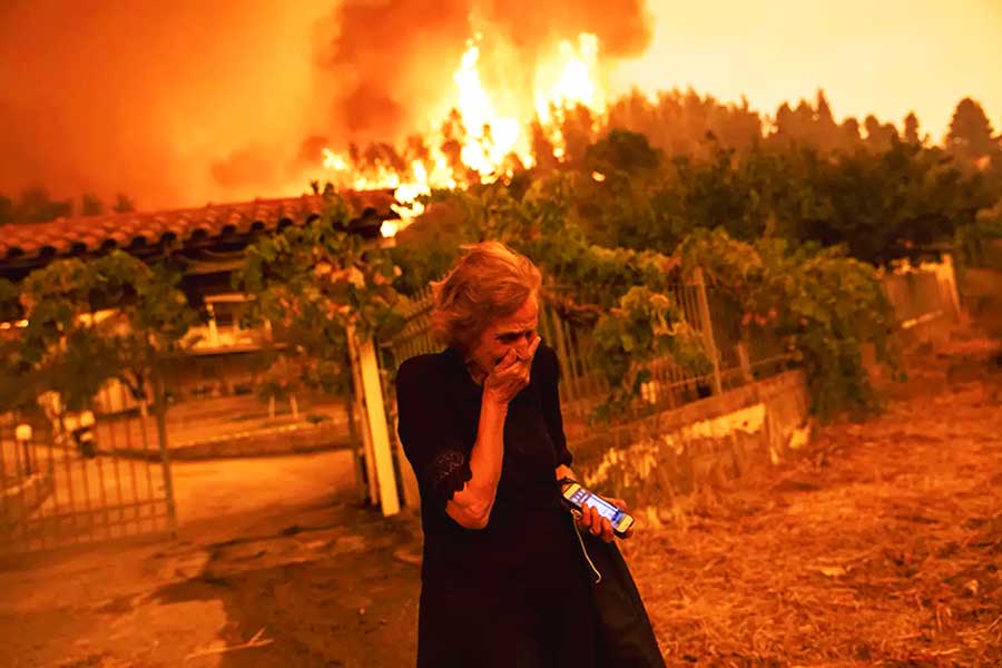 Greece, evacuation amidst wildfires