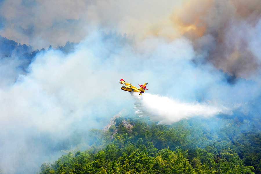 Turkey, Spanish plane fights wildfires