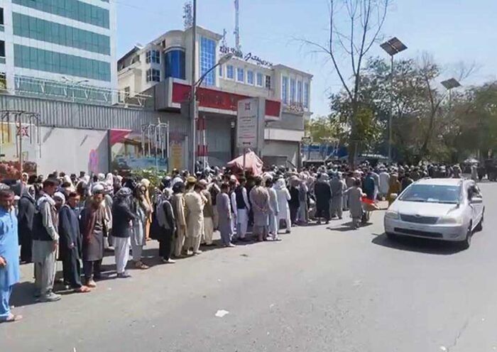 Afghanistan, queues at banks in Kabul