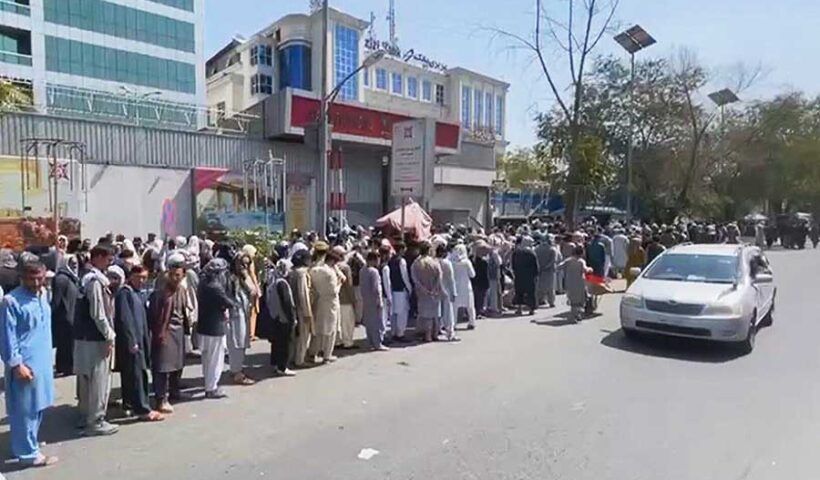 Afghanistan, queues at banks in Kabul