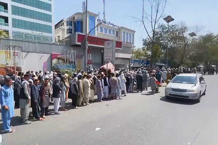 Afghanistan, queues at banks in Kabul