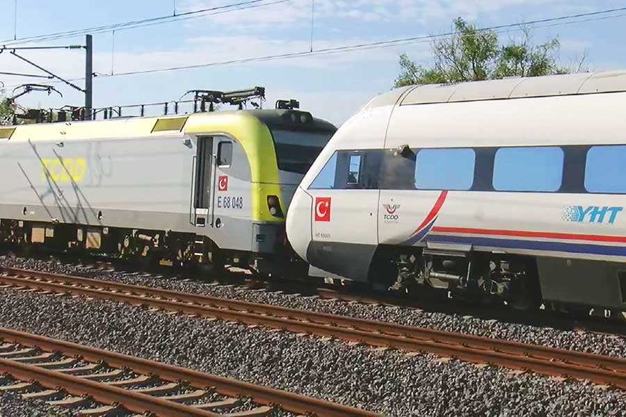 Istanbul, trains avoid head-on collision
