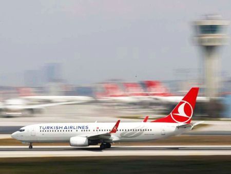 Avión de Turkish Airlines en un aeropuerto