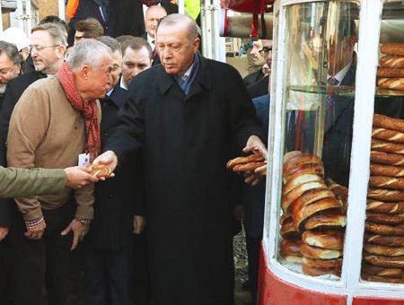 Erdoğan en Estambul comiendo simit