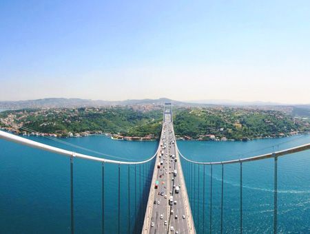 Estambul, puente Fatih Sultan Mehmet en el Bósforo