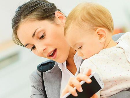 mujer trabajadora con bebé
