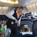 servicio de bebidas en un avión