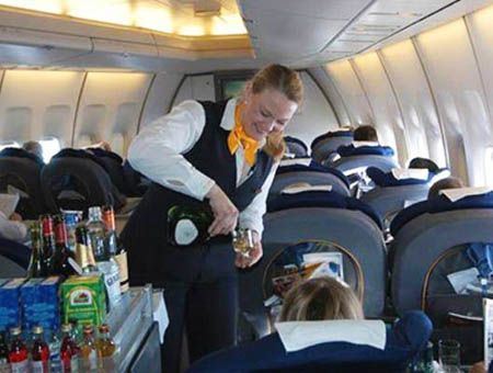 servicio de bebidas en un avión