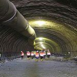túnel de Samanlı, en la provincia de Bursa: un grupo de obreros recorren la inmensidad del túnel subterráneo en construcción