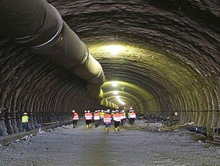 túnel de Samanlı, en la provincia de Bursa: un grupo de obreros recorren la inmensidad del túnel subterráneo en construcción