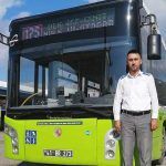 Turquía, conductor de autobús ayuda a una invidente