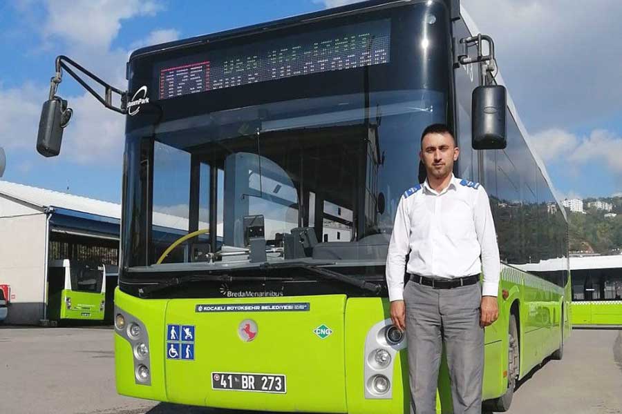 Turquía, conductor de autobús ayuda a una invidente