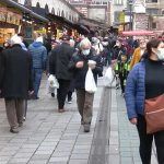 Estambul, calles en Eminönü llenas para el fin de año