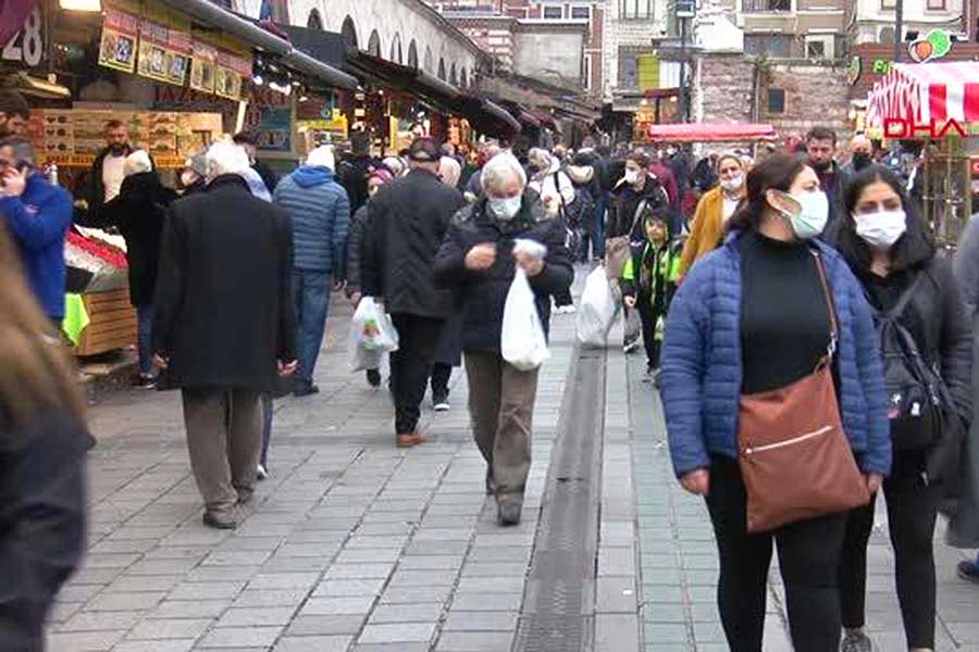 Istanbul, streets in Eminönü before the new year