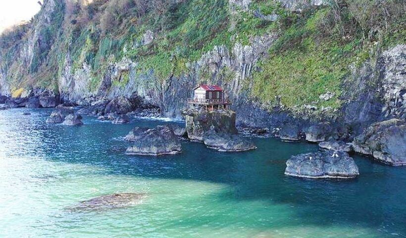 Turkey, house in the sea as refuge during the pandemic