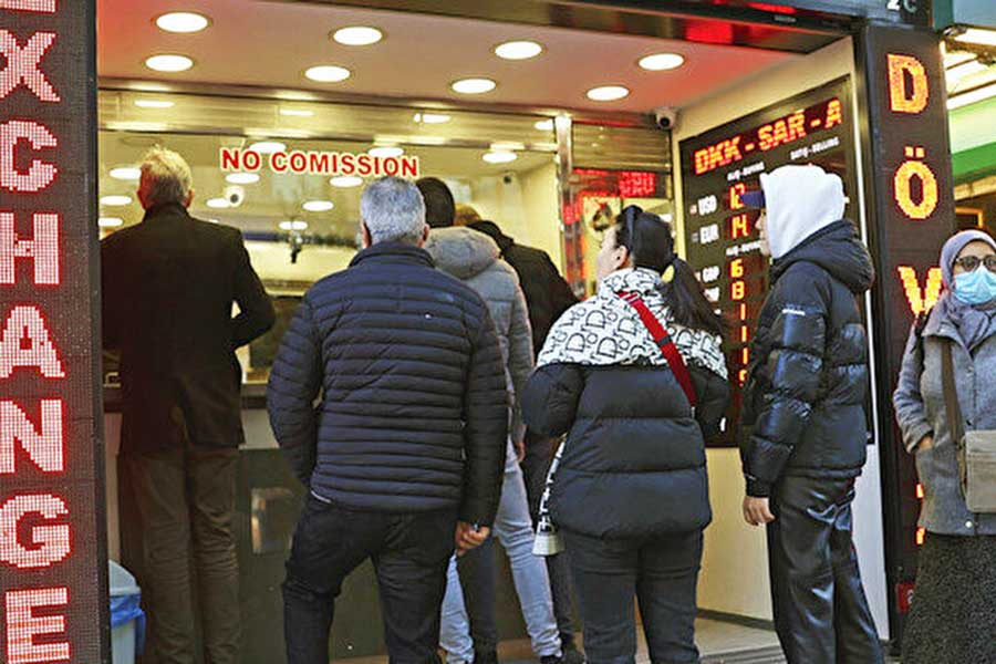 Turquía, colas en las oficinas de cambio de divisas