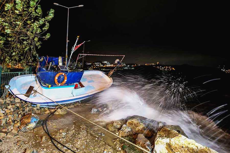 Turquía, temporal causa olas gigantes en Gemlik (Bursa)
