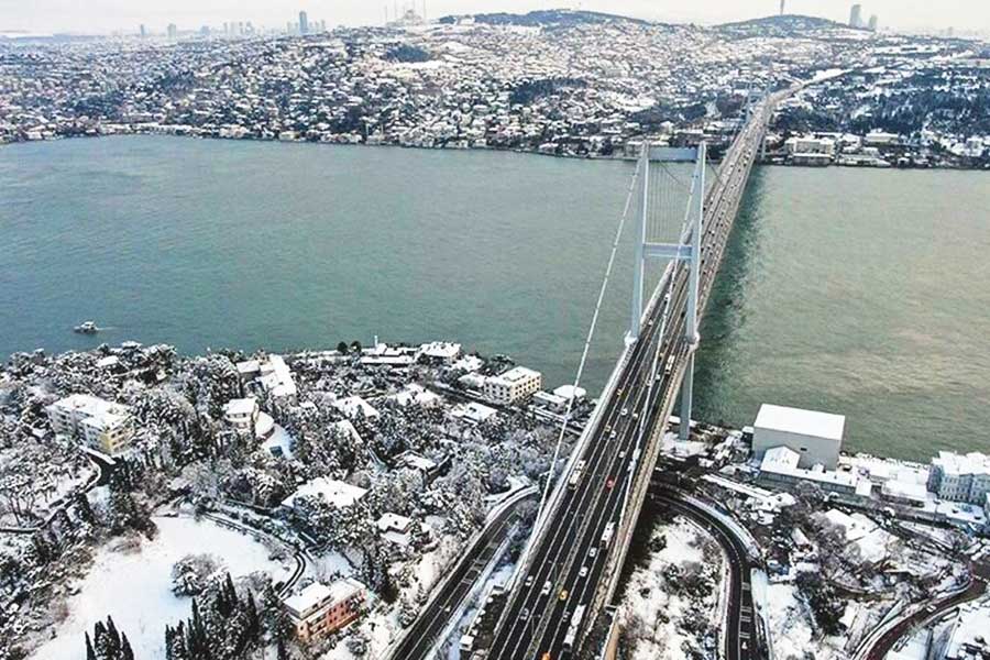 Estambul y el Bósforo cubiertos por la nieve