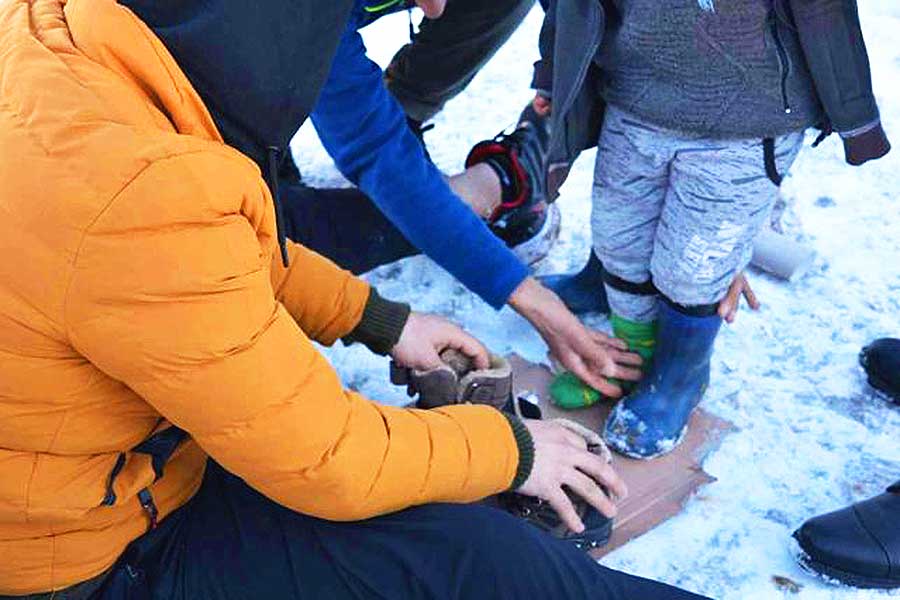 Turquía, hombre regala zapatos a los niños